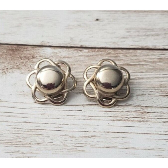 Vintage Clip On Earrings - Light Gold Tone Circle with Flower Halo 0.75" - Picture 1 of 4